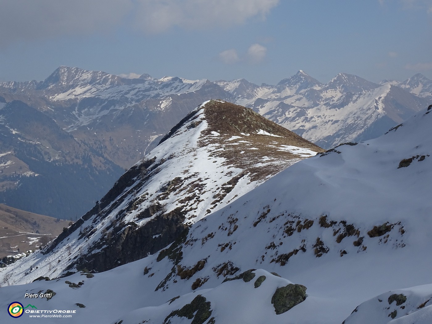 47 Bella e con poca neve la cima del MIncucco , ma prima della cima troppa traccia da fare!.JPG